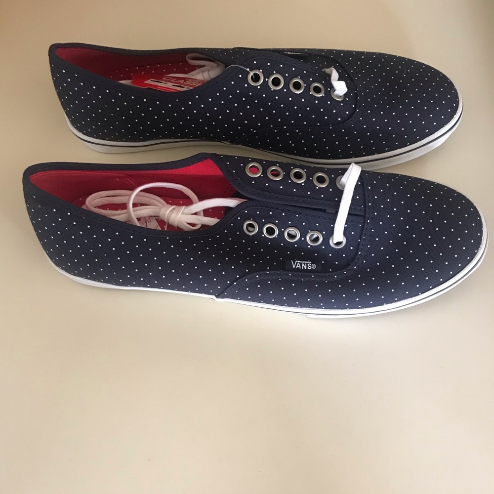 Tennis shoes